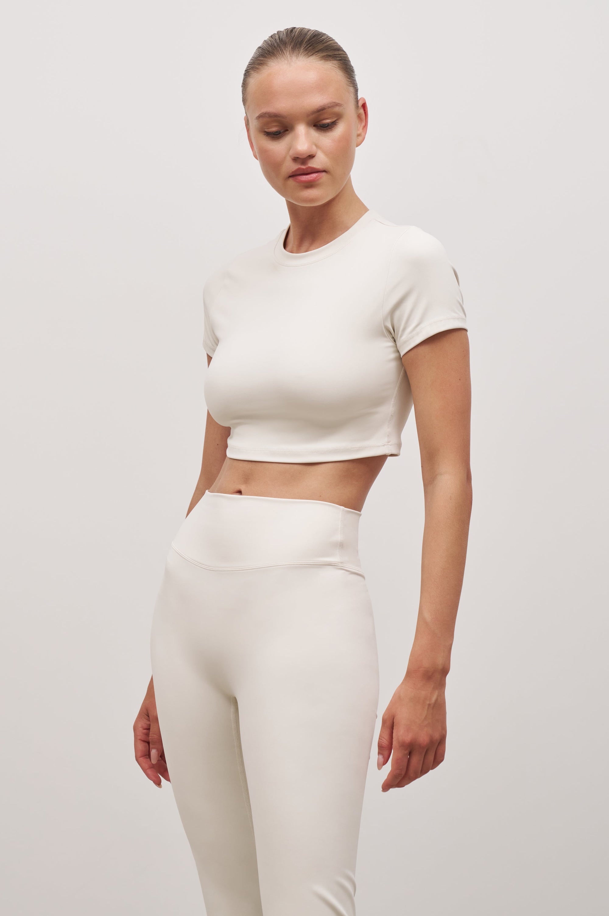 Base Sculpting Cropped T Shirt - Tofu